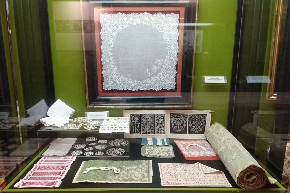 ヴェローナの伝統刺繍の作品と図案、および練習用のスケッチ。